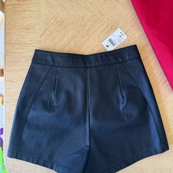 Black leather shorts - Picture 2 of 3